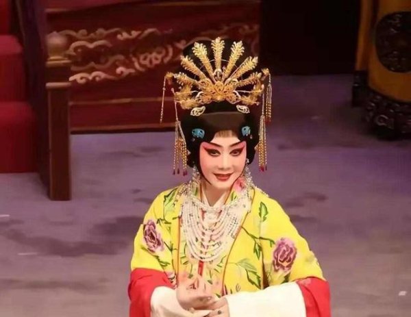 瑶鸿配资 59岁京剧名角，至今未婚未育，身边却有男人陪了近27年！